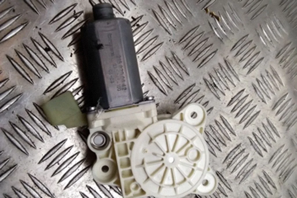 Rear door window regulator motor – Mercedes-Benz CLS-Class C219 (2003-2011)