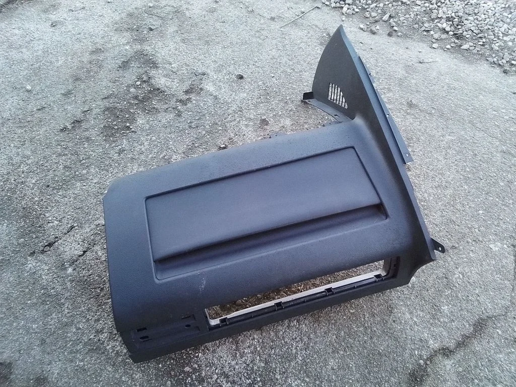 Paneļa apdares panelis (sānu) – Volkswagen Multivan T5 (2003-2015)