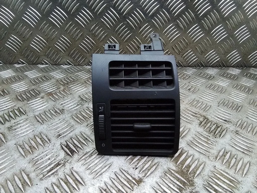 Dashboard side air vent grill/cover trim – Volkswagen Touran I (2003-2010)