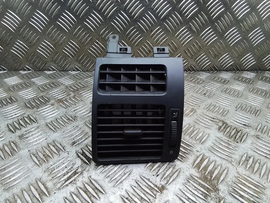 Dashboard side air vent grill/cover trim – Volkswagen Touran I (2003-2010)