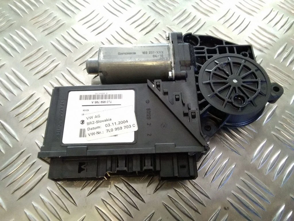 Aizmugurējā loga pacēlāja motoriņš – Volkswagen Touareg I (2002-2010)