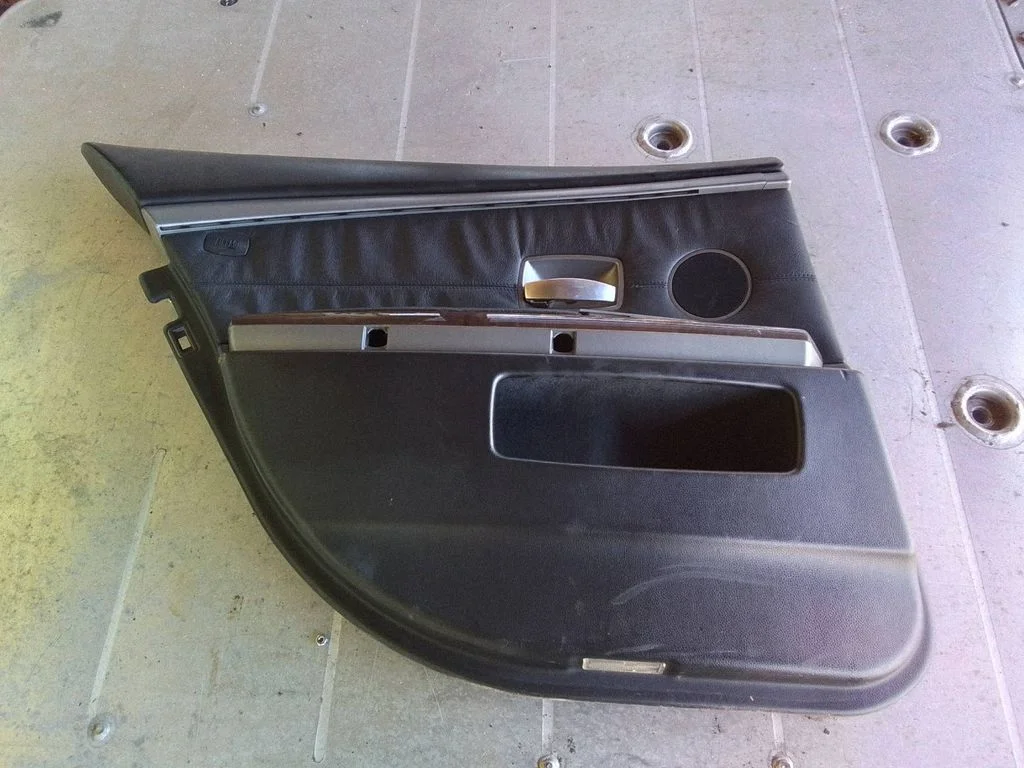 Aizmugurējo durvju apšuvums – BMW 7. sērija E65 E66 (2001-2008)