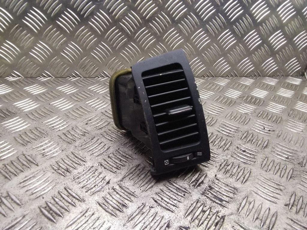 Dashboard side air vent grill/cover trim 15564345 – Toyota RAV 4 (XA20) (2000-2005)