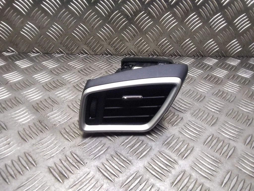 Armatuurlaua külje õhutusresti kate – Nissan Qashqai (2010-2014)