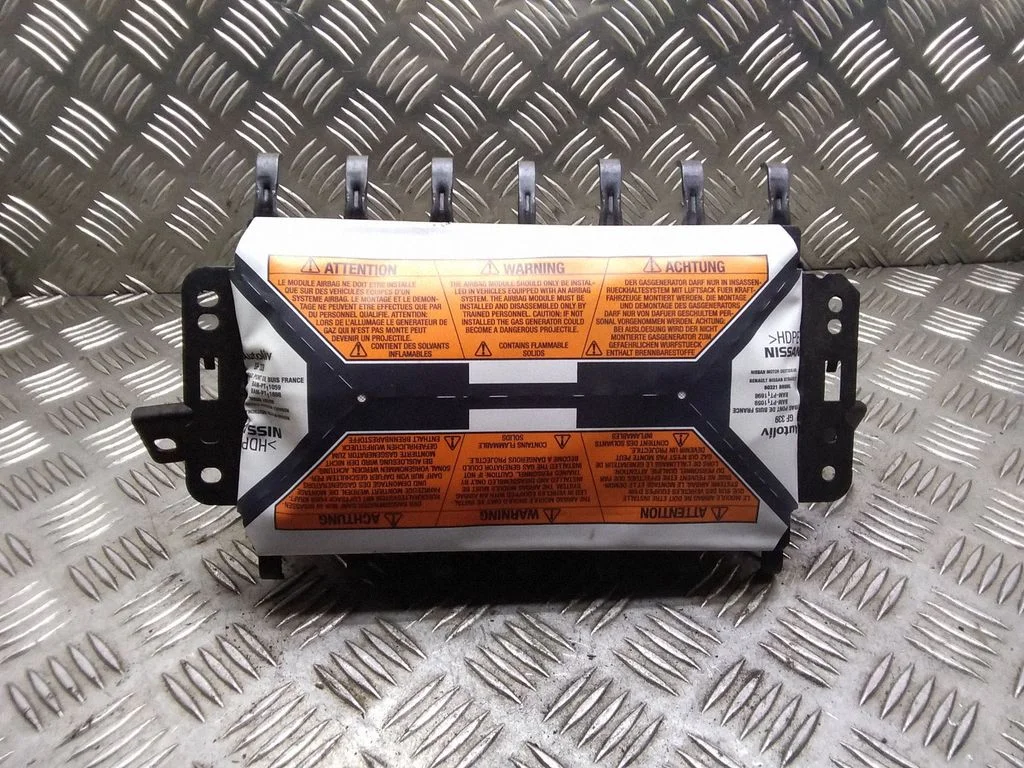 Passenger airbag – Nissan Qashqai (2010-2014)