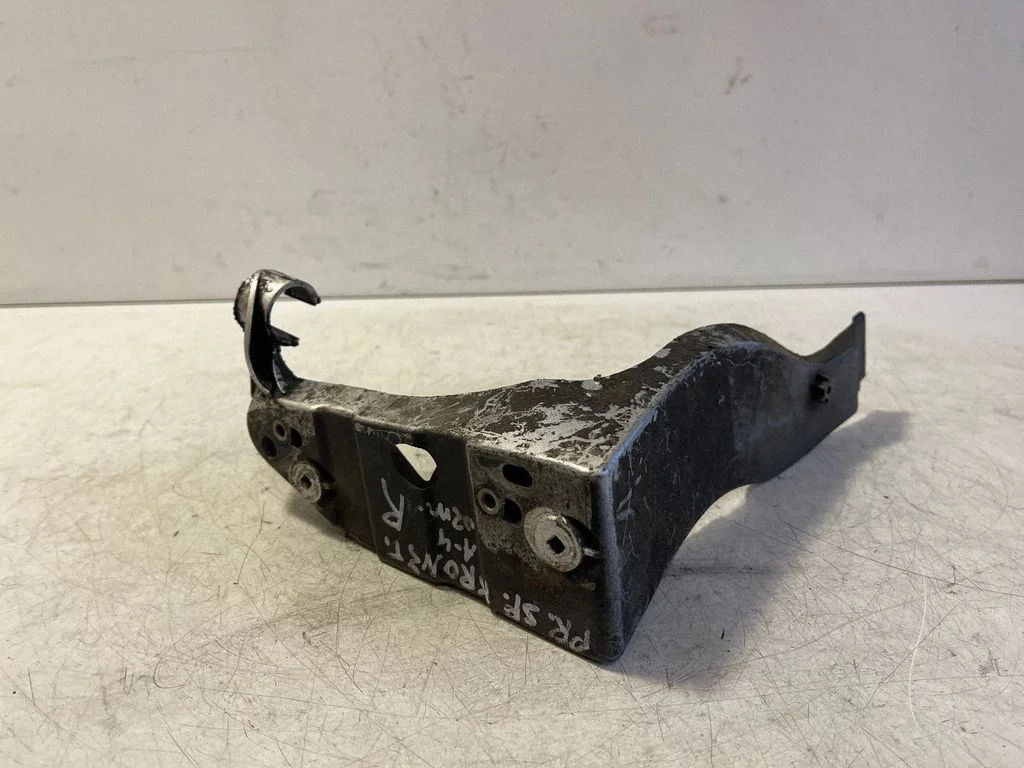 Esistange kinnitusklamber – Audi A4 S4 B6 8E 8H (2001-2005)