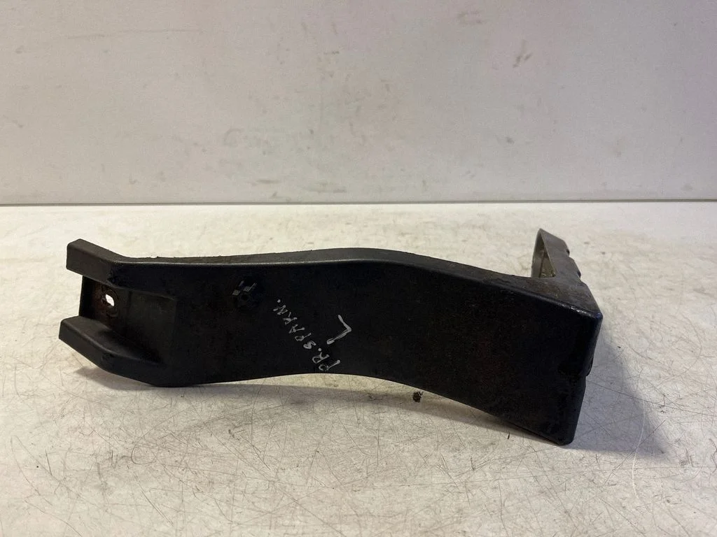 Esistange kinnitusklamber – Audi A4 S4 B6 8E 8H (2001-2005)