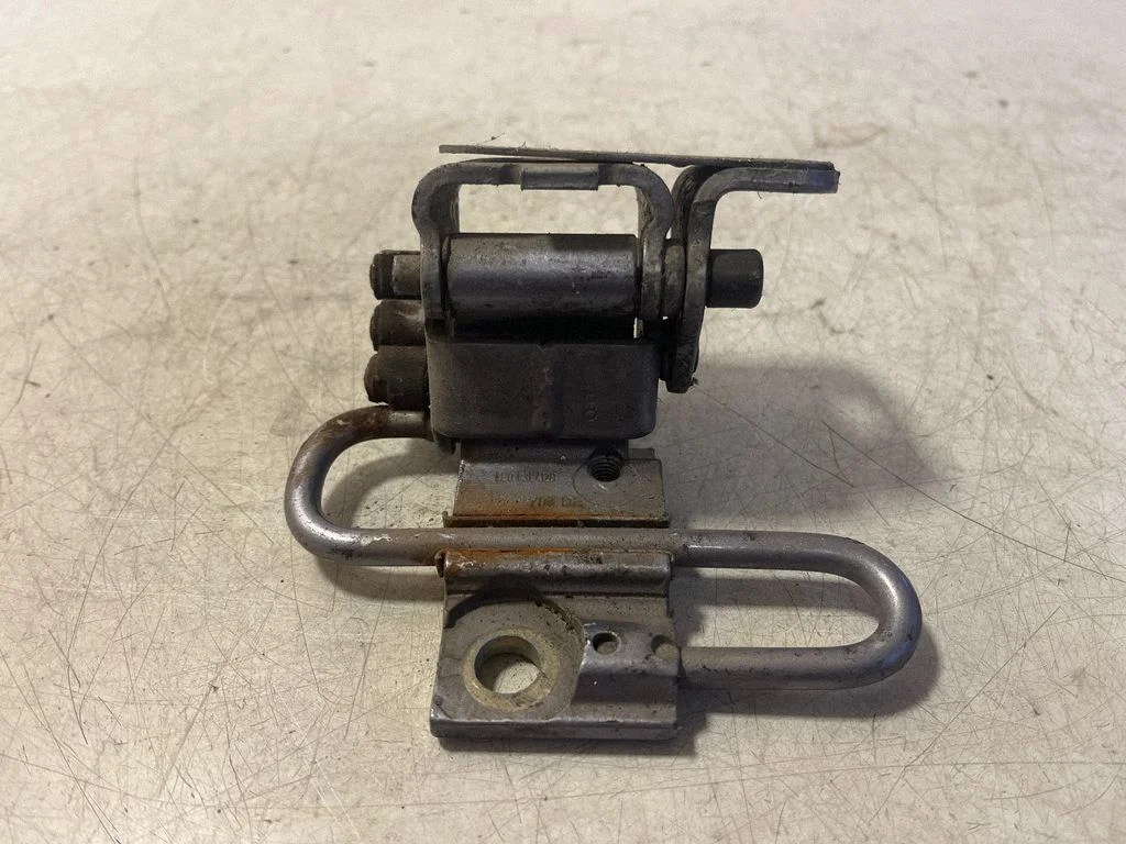 Front door lower hinge – Audi A4 S4 B6 8E 8H (2001-2005)