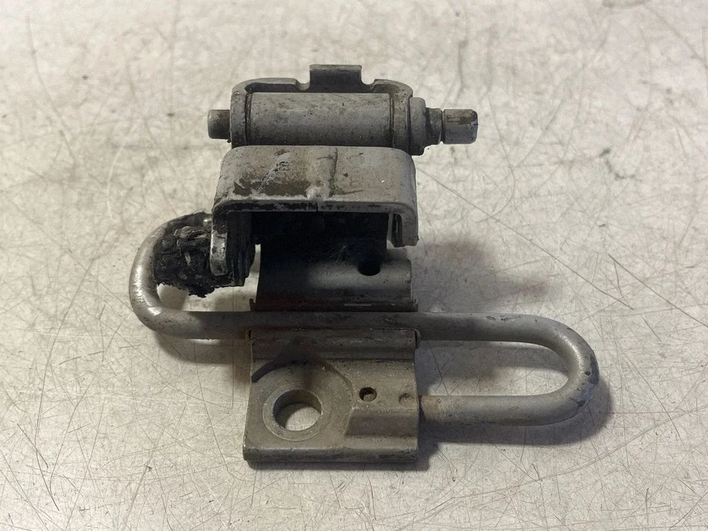 Front door lower hinge – Audi A4 S4 B6 8E 8H (2001-2005)