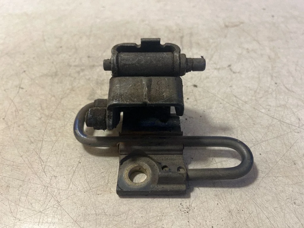 Front door lower hinge – Audi A4 S4 B6 8E 8H (2001-2005)