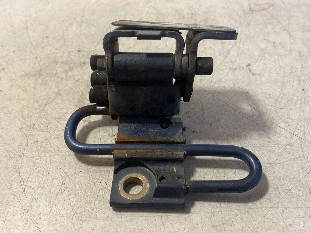 Front door lower hinge – Audi A4 S4 B6 8E 8H (2001-2005)