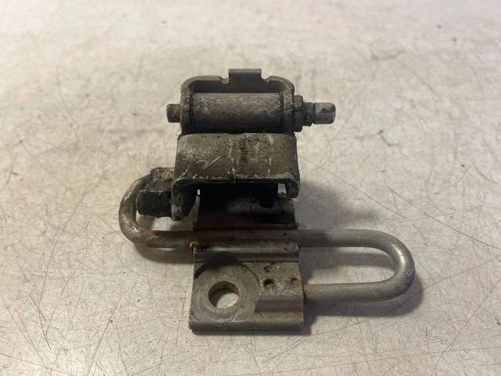 Front door lower hinge – Audi A4 S4 B6 8E 8H (2001-2005)