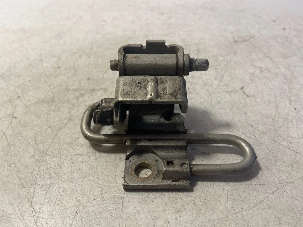 Front door lower hinge – Audi A4 S4 B6 8E 8H (2001-2005)
