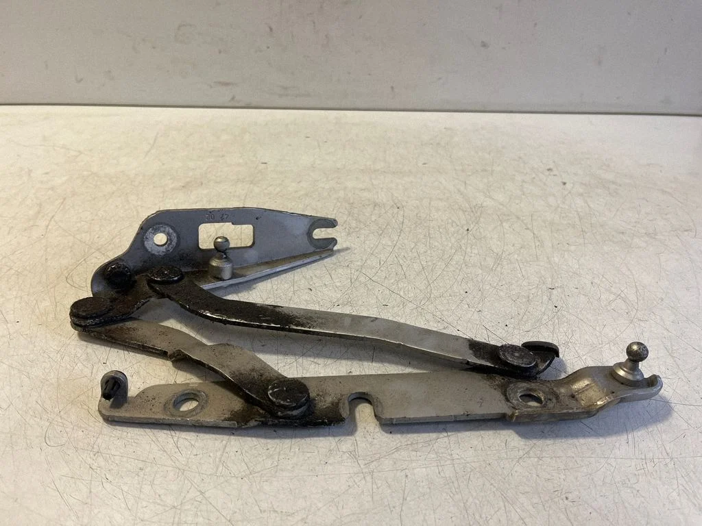 Tailgate/trunk/boot hinge – Audi A4 S4 B6 8E 8H (2001-2005)