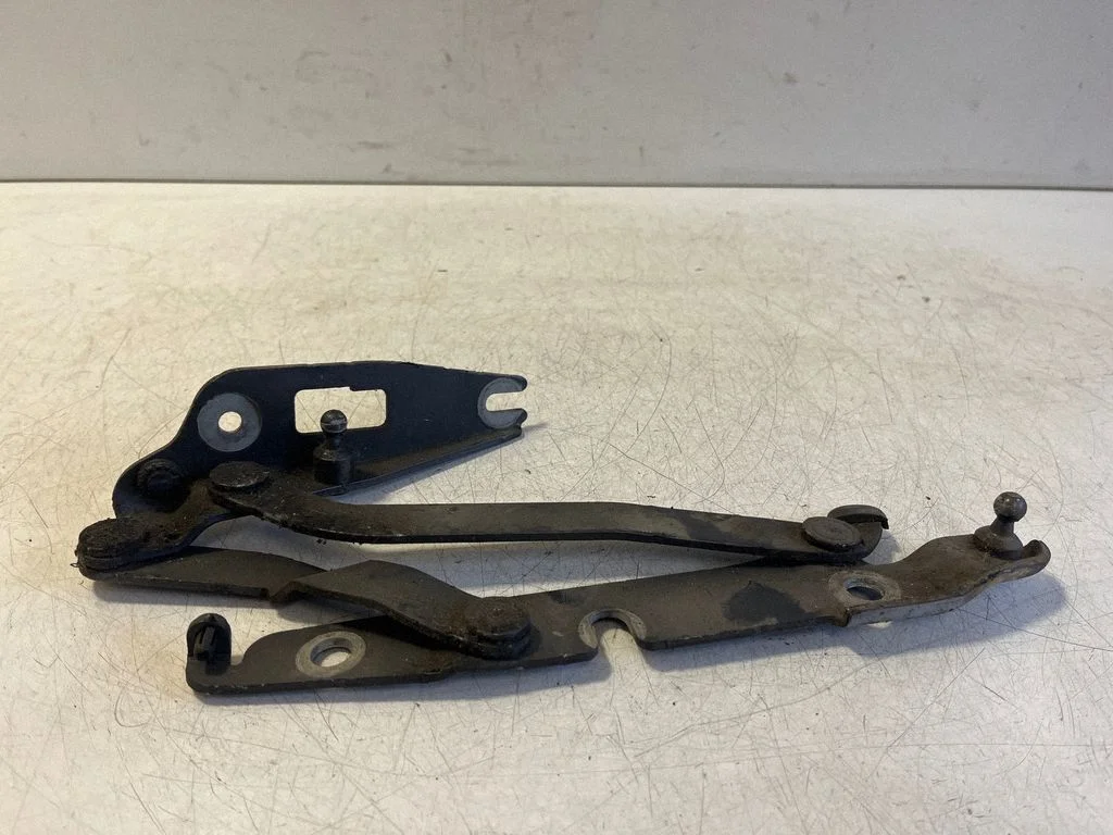 Tailgate/trunk/boot hinge – Audi A4 S4 B6 8E 8H (2001-2005)