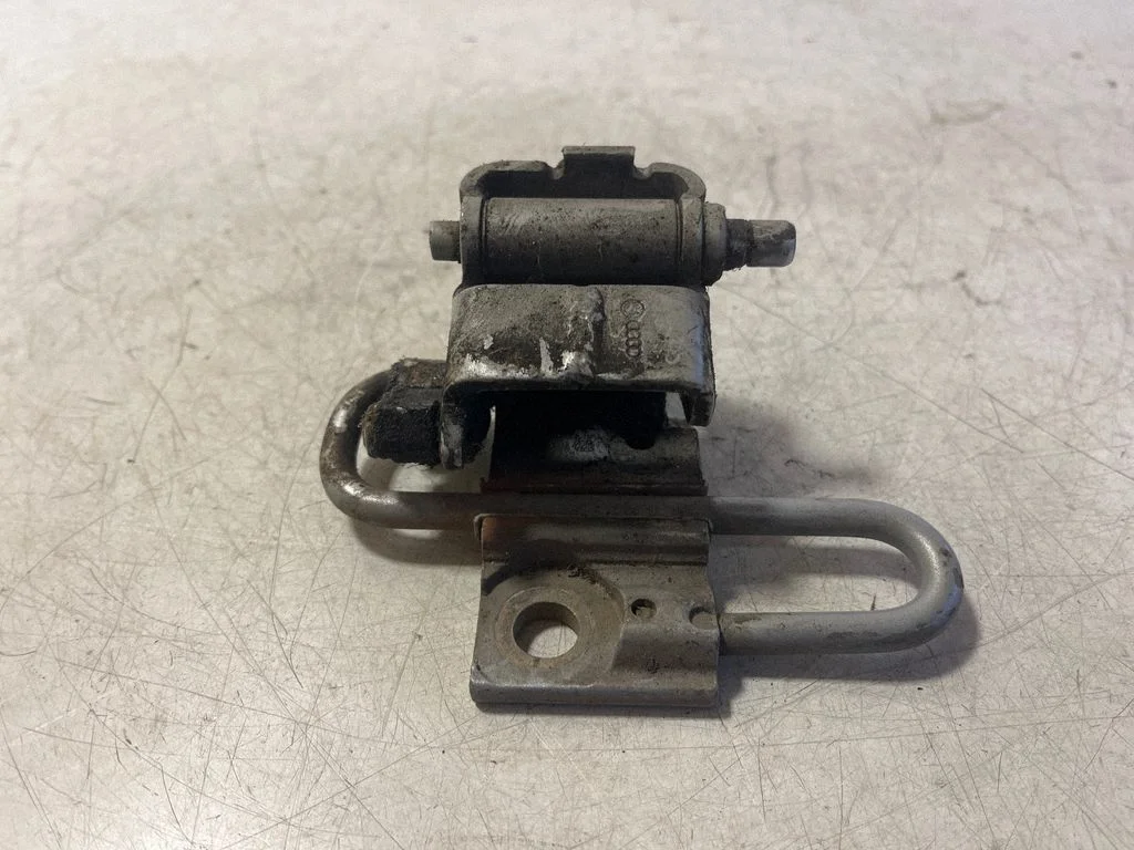 Front door lower hinge – Audi A4 S4 B6 8E 8H (2001-2005)