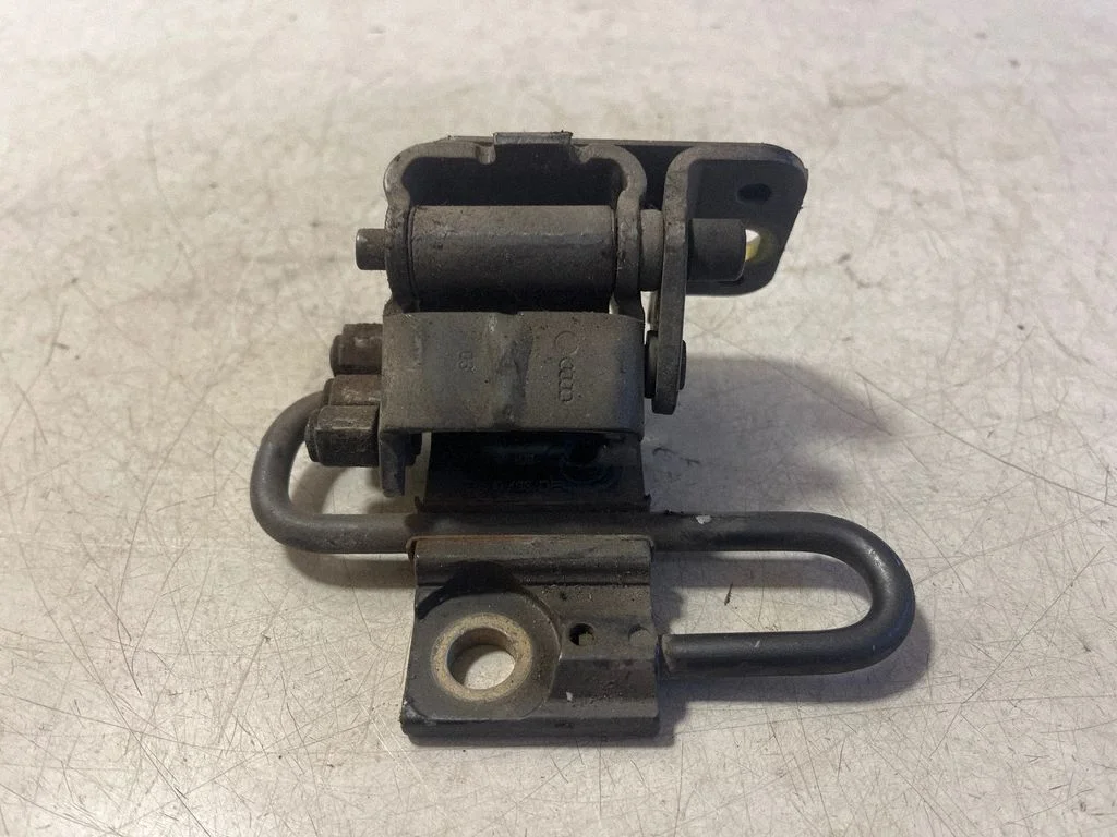 Front door lower hinge – Audi A4 S4 B6 8E 8H (2001-2005)