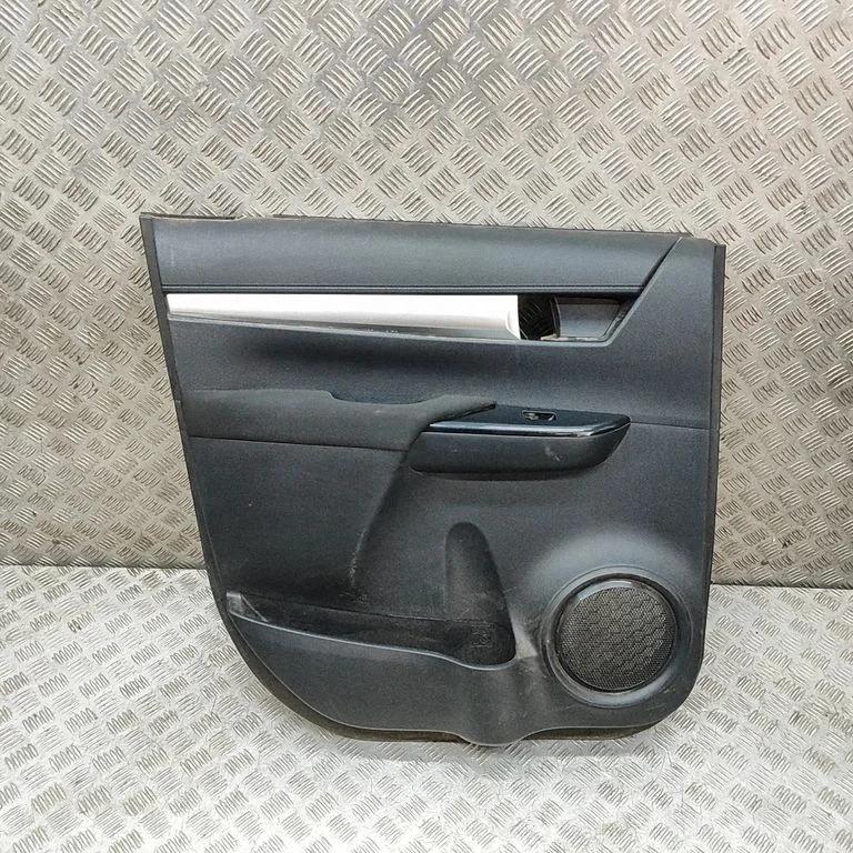 Aizmugurējo durvju apšuvums 67614X7A07