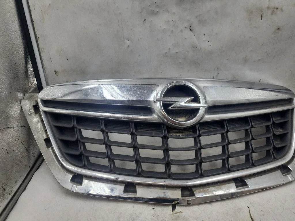 Esistange ülemine radiaatorivõre – Opel Mokka (2012-2016)