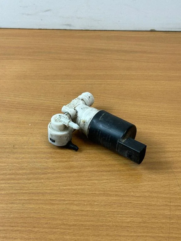 Windscreen/windshield washer pump – Volvo V60 (2013-2018)