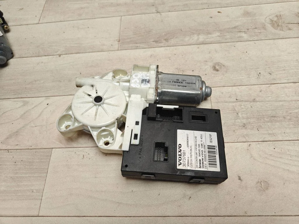Front door window regulator motor – Volvo V50 (2004-2007)