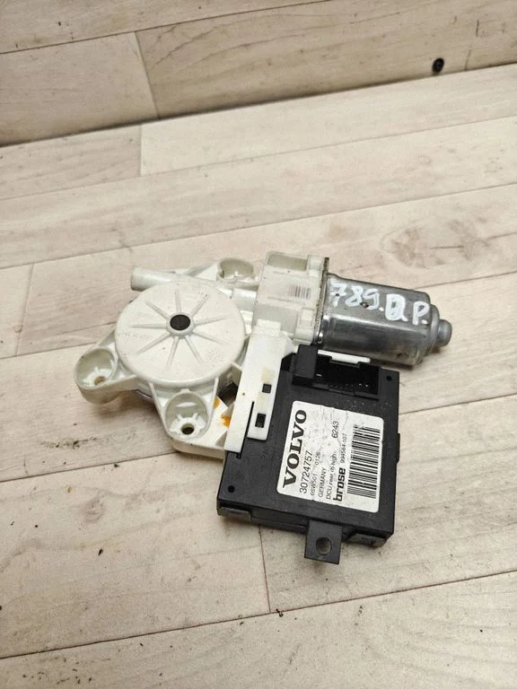 Front door window regulator motor – Volvo V50 (2004-2007)