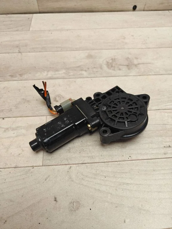 Front door window regulator motor – Hyundai Tucson JM (2004-2009)