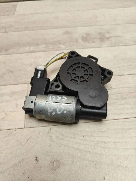 Front door window regulator motor – Mazda 3 II (2009-2013)