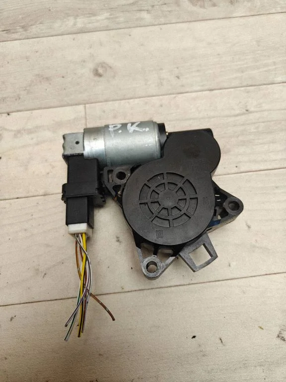 Front door window regulator motor – Mazda 3 II (2009-2013)