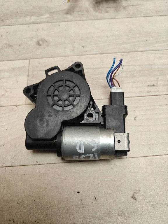 Front door window regulator motor – Mazda 3 II (2009-2013)