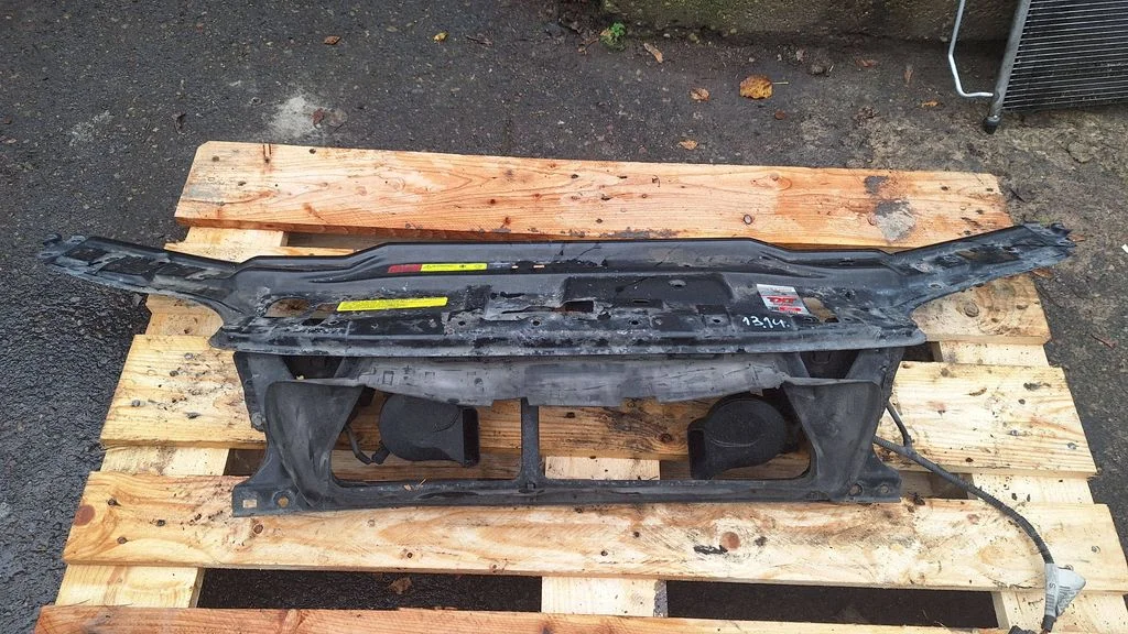 Radiatoru paneļa augšējā daļa – Volvo V70 (2000-2004)