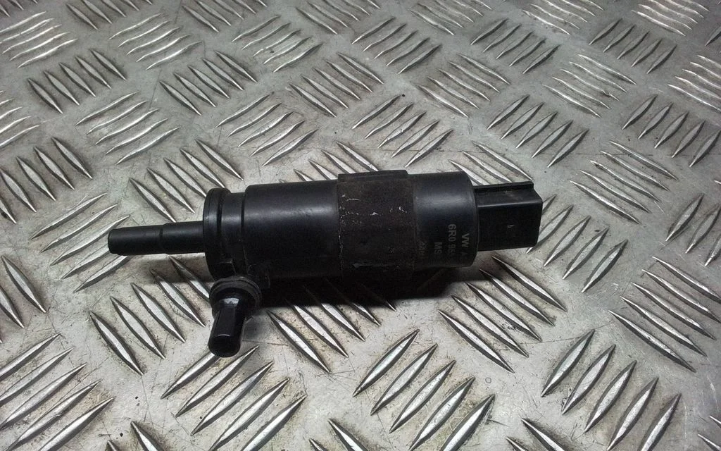 Klaasipesuvedeliku pump (klaaside) – Audi A4 S4 B9 (2015-2019)
