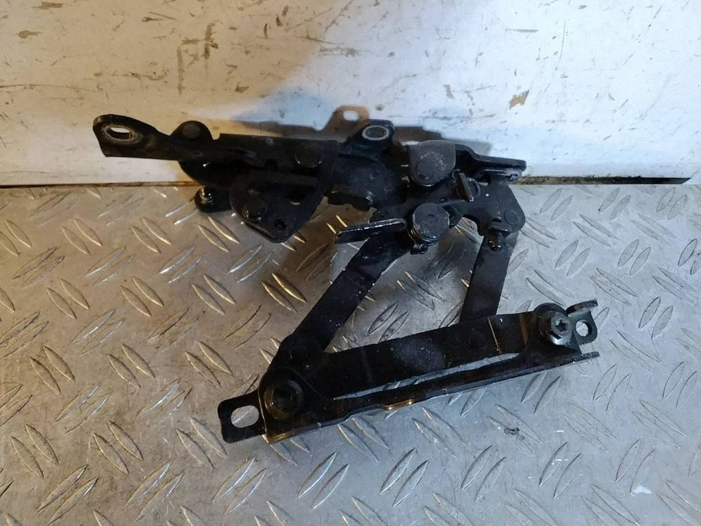 Engine bonnet/hood hinges – Mercedes-Benz S-Class W222 (2013-)