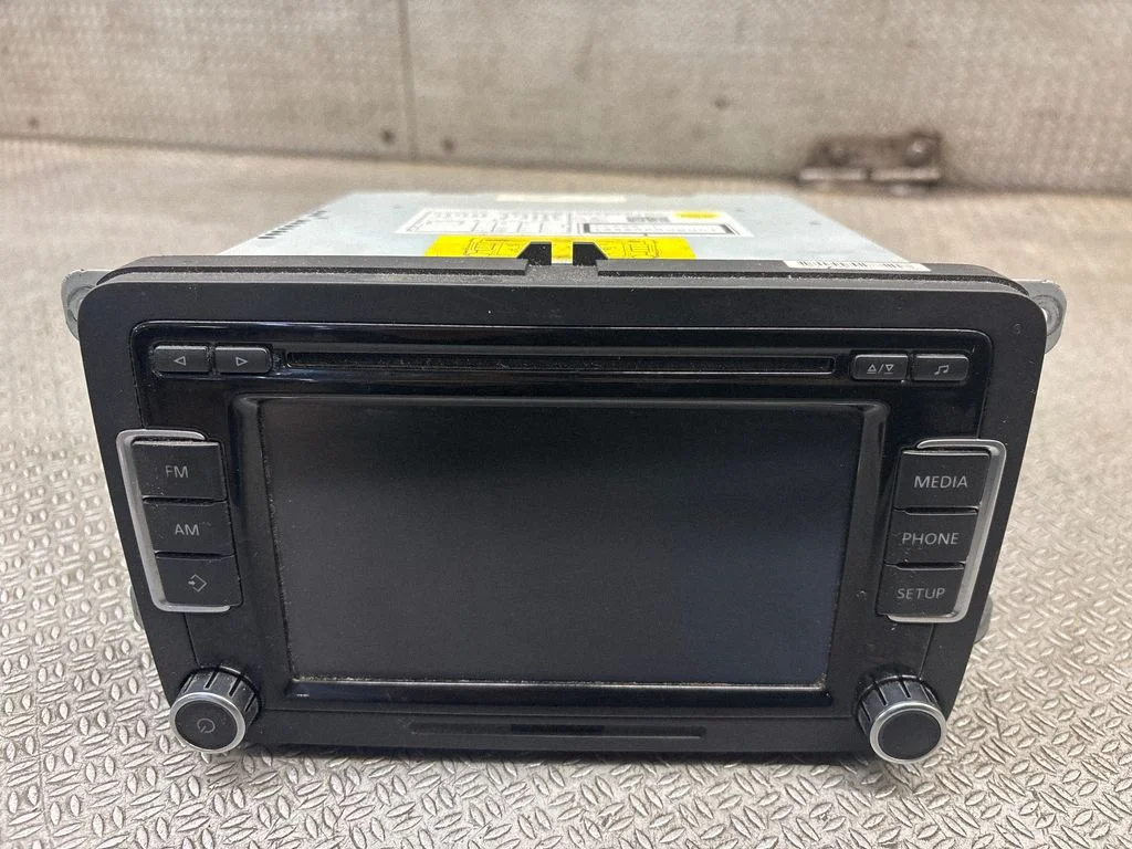 Radio/CD/DVD atskaņotājs/navigācija – Volkswagen Passat B7 (2011-2014)