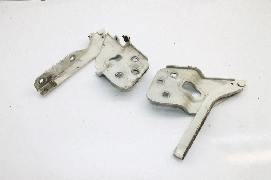Engine bonnet/hood hinges – Volkswagen Touareg II (2010-2018)