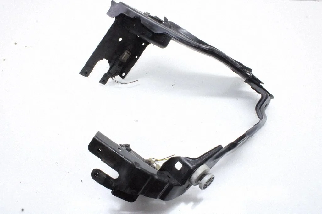 Esitule kinnitusklamber – Mercedes-Benz E-klass W211 (2002-2009)