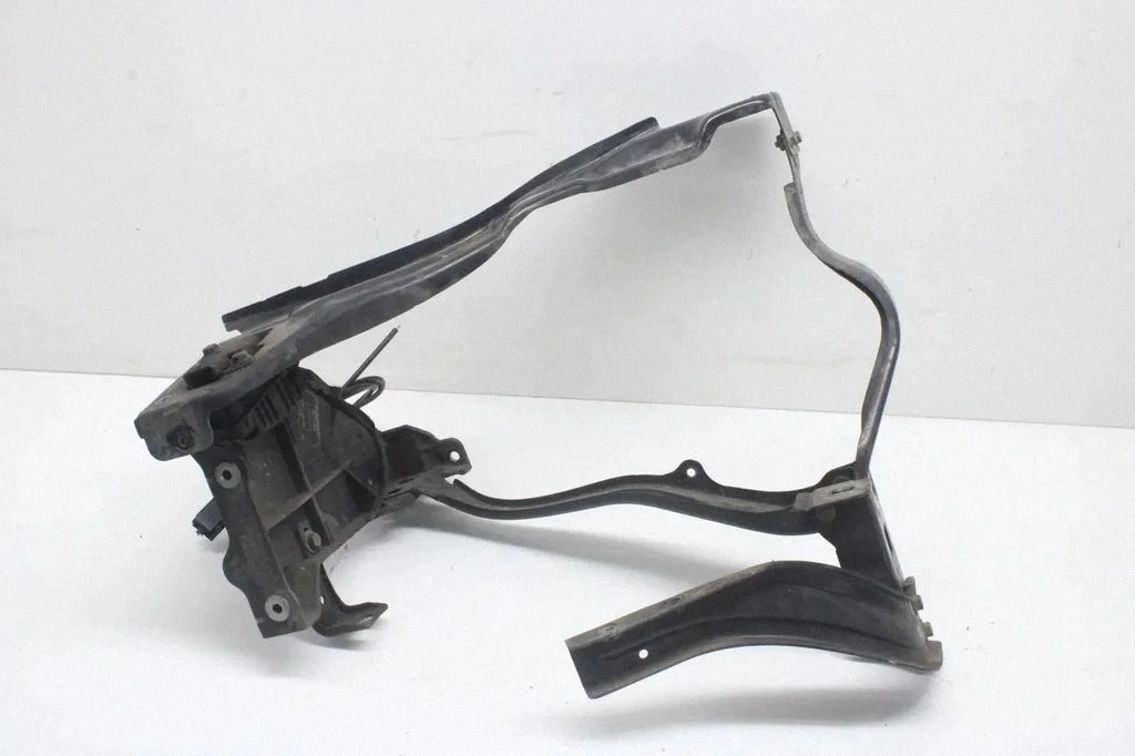 Esitule kinnitusklamber – Mercedes-Benz E-klass W212 (2009-2016)
