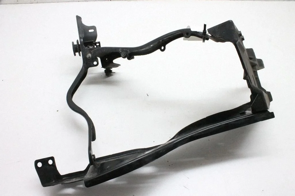 Esitule kinnitusklamber – Mercedes-Benz E-klass W212 (2009-2016)