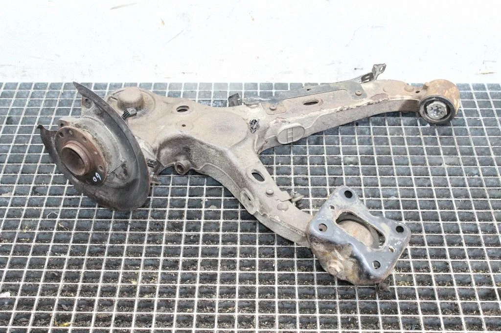 Rear wheel hub – right
