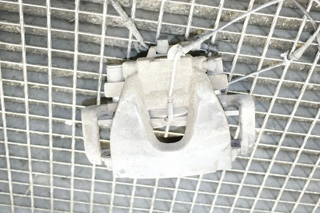 Front brake caliper – left