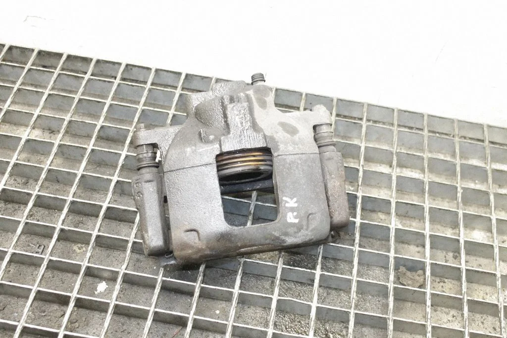 Front brake caliper – left