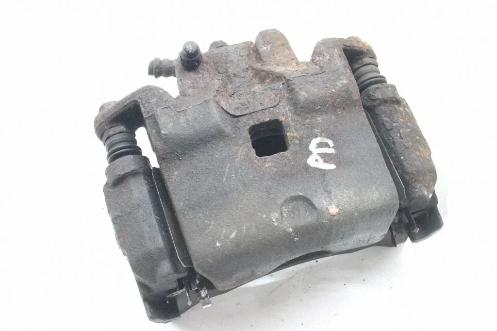 Zacisk hamulcowy przedni – Nissan Leaf I (ZE0) (2010-2017)