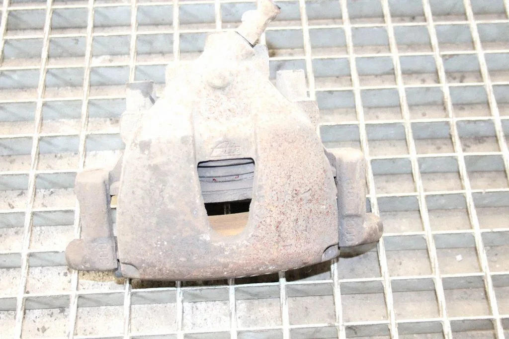 Front brake caliper – left