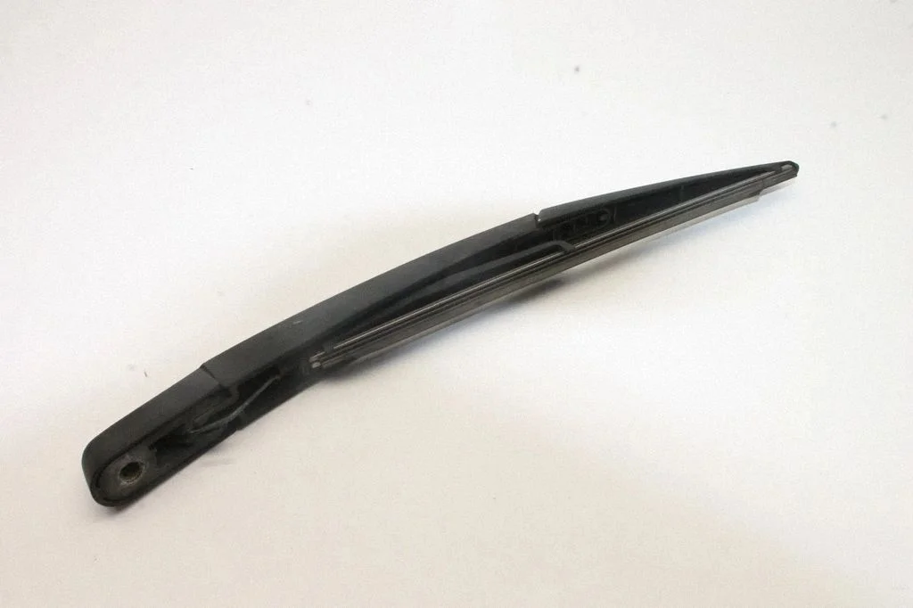 Rear wiper blade arm
