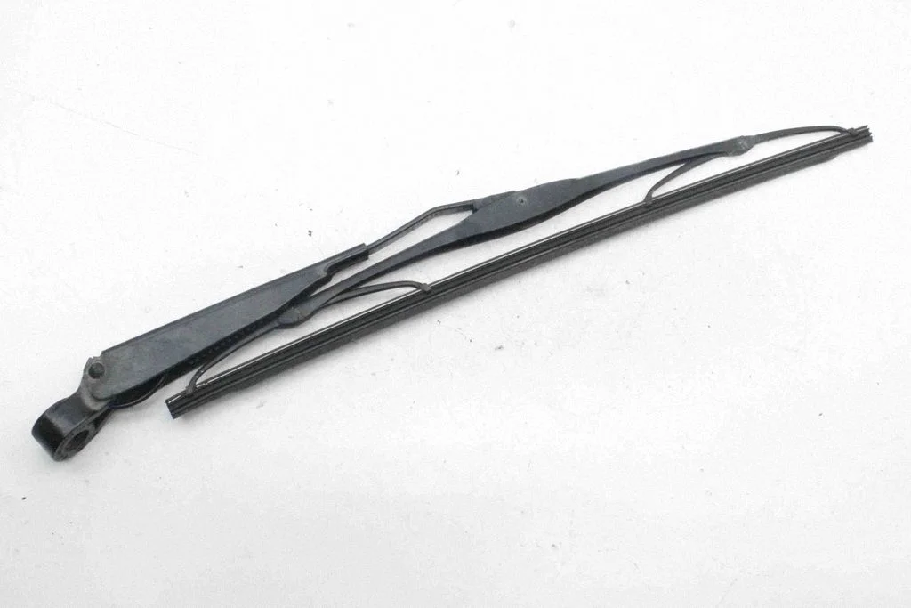 Rear wiper blade arm