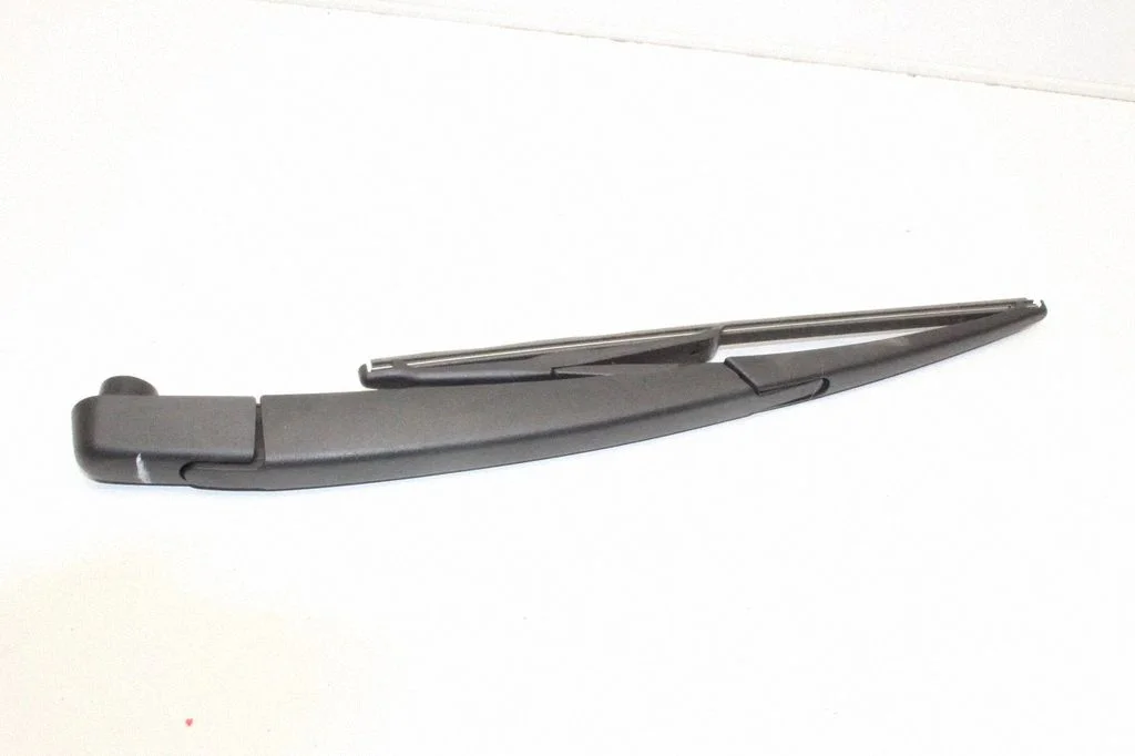 Rear wiper blade arm