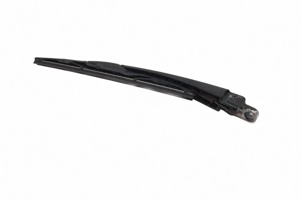 Rear wiper blade arm