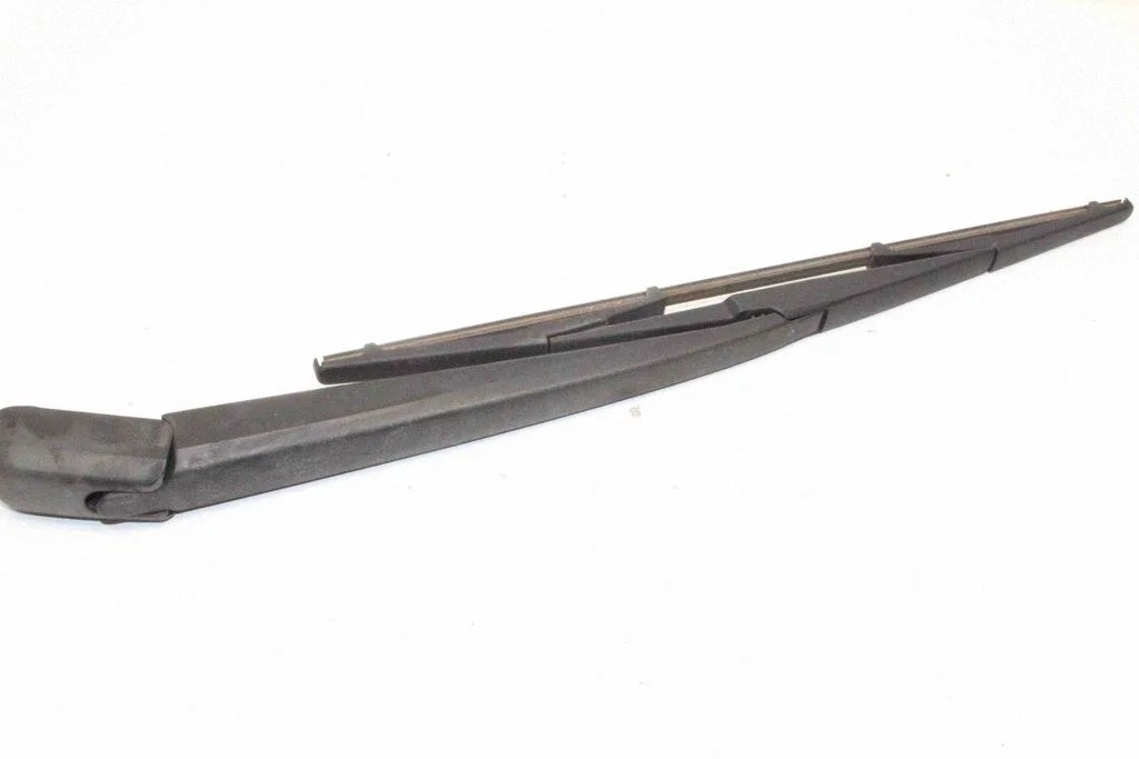 Rear wiper blade arm