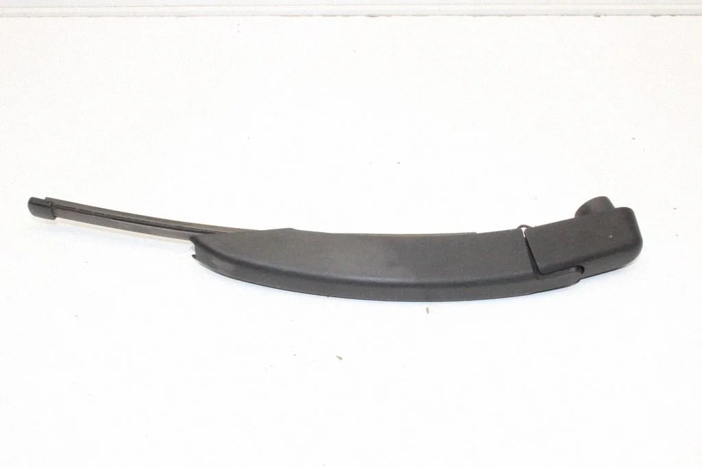 Rear wiper blade arm