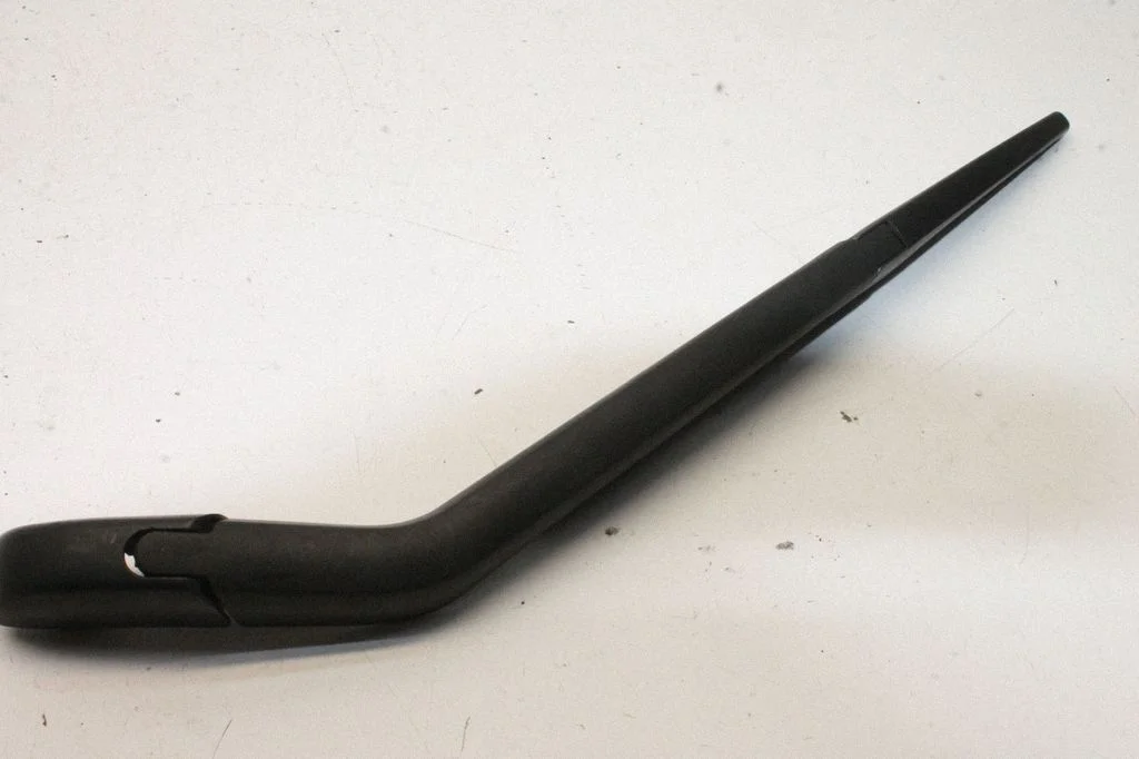 Rear wiper blade arm